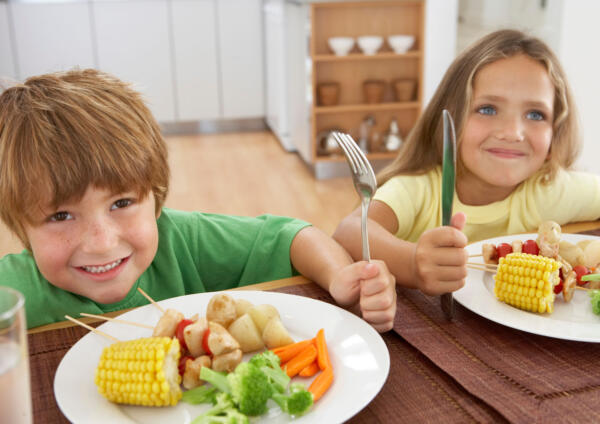 kleine Kinder warten auf Mittagessen