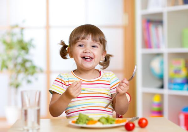 Kleinkind beim essen